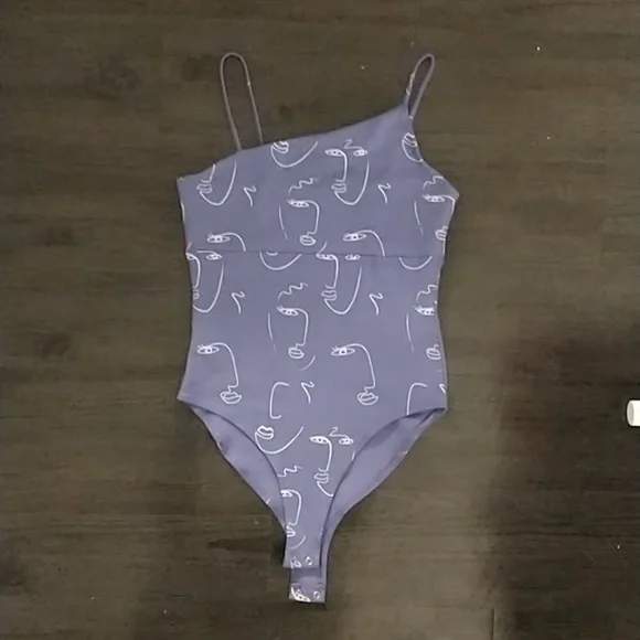 Abstract Face Print Bodysuit_Asymetrical Neck - Picture 9 of 11